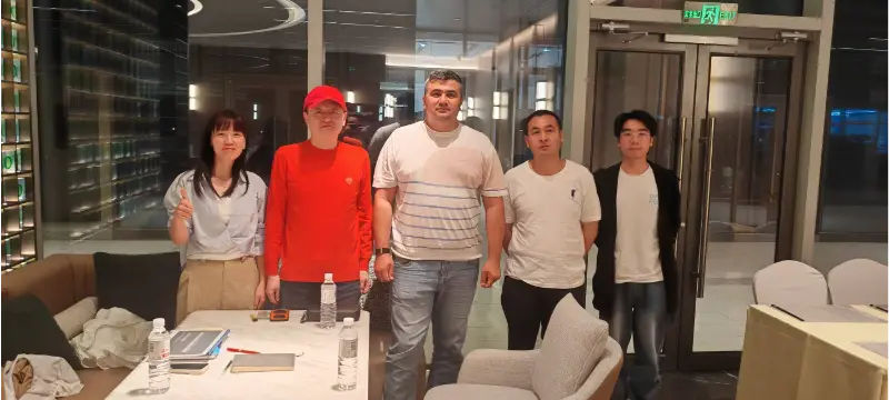 Liesa, Orta Asyalı bir müşteriyle iş konusunu tartışıyor Liesa, Orta Asyalı bir müşteriyle iş konusunu tartışıyor